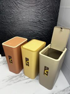 Caneca Rectangular Fina Con Tapa Automatica De Click 22X16X335Cm