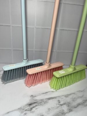 Escoba colores Pastel con palo incluido