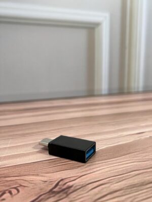 Adaptador pequeño puerto USB con salida tipo C