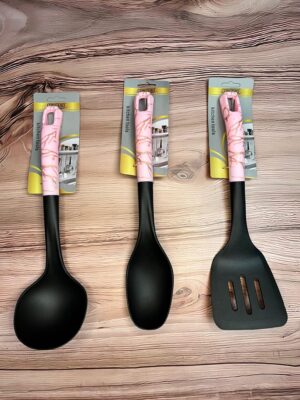 Cucharones utensilios color negro con mango rosa