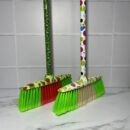 Escobas estampadas direfentes colores (incluye palo)
