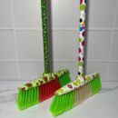 Escobas estampadas direfentes colores (incluye palo)