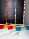 Escobas estampadas direfentes colores (incluye palo)