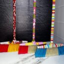 Escobas estampadas direfentes colores (incluye palo)