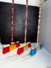 Escobas estampadas direfentes colores (incluye palo)