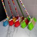 Escobas estampadas direfentes colores (incluye palo)