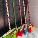 Escobas estampadas direfentes colores (incluye palo)