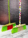 Escobas estampadas direfentes colores (incluye palo)