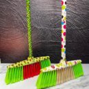 Escobas estampadas direfentes colores (incluye palo)