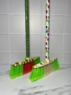 Escobas estampadas direfentes colores (incluye palo)