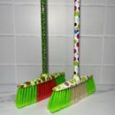 Escobas estampadas direfentes colores (incluye palo)