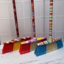 Escobas estampadas direfentes colores (incluye palo)