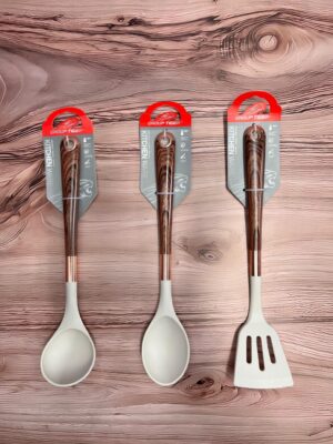 Cucharones de goma con mango en madera beige