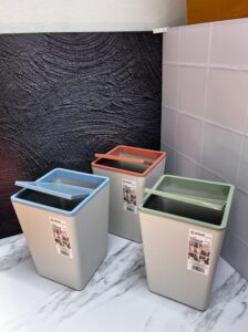 Caneca Tapa Giratoria Cuadrada Mediana 22X22X31Cm