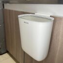 Caneca Elegante Con Soporte Para Puerta Blanca Con Gris 26X15X30Cm