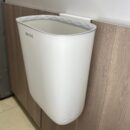 Caneca Elegante Con Soporte Para Puerta Blanca Con Gris 26X15X30Cm