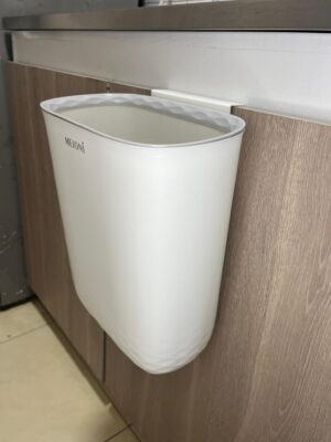 Caneca Elegante Con Soporte Para Puerta Blanca Con Gris 26X15X30Cm