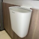 Caneca Elegante Con Soporte Para Puerta Blanca Con Gris 26X15X30Cm