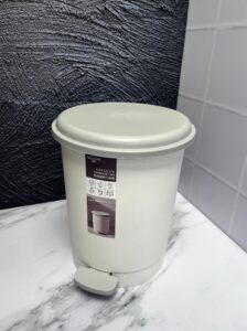 Caneca Circular Mediana Fina Con Tapa Y Soporte Pie