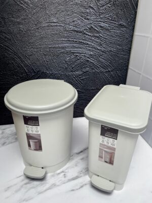 Caneca Circular Mediana Fina Con Tapa Y Soporte Pie