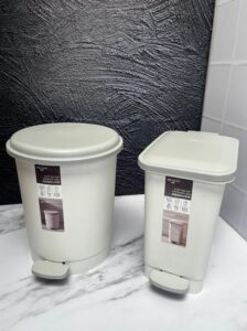 Caneca Circular Mediana Fina Con Tapa Y Soporte Pie