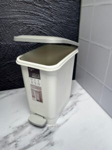 Caneca Rectangular Mediana Fina Con Tapa Y Soporte Pie