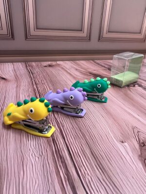 Grapadora en forma de dinosaurio pequeña