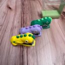 Grapadora en forma de dinosaurio pequeña