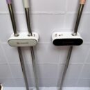 Organizador De Escobas Con Chupa Ultra Pegado Blanco Con Dorado 145X45X7Cm